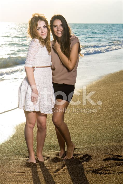 chicas guapas en la playa|Imágenes libres de regalías de Mujer guapa en la playa